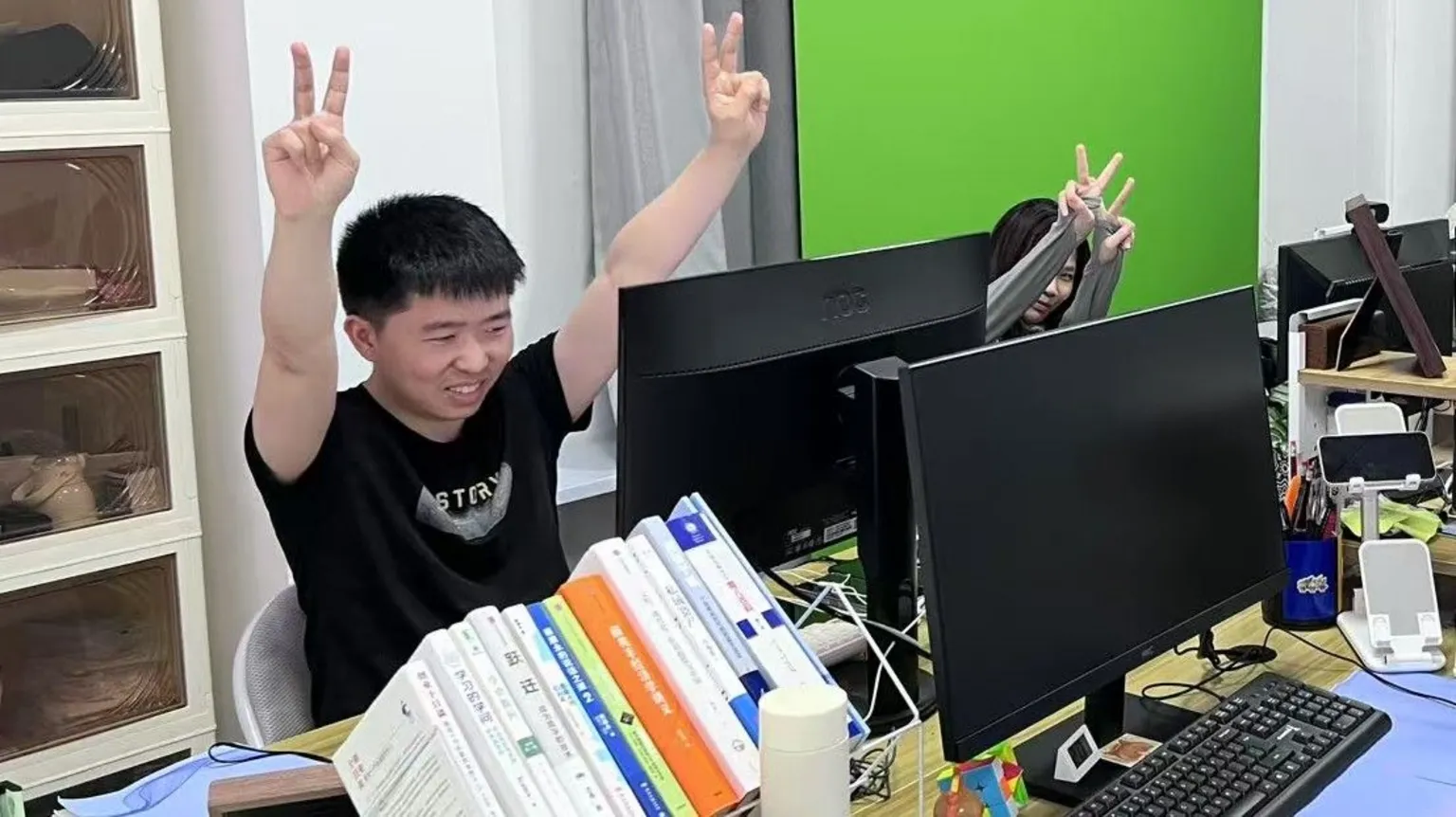 Jovens chineses simulam empregos para enfrentar a crise de desemprego crescente Shui Zhou paga para entrar em um escritório todos os dias - Foto: BBC