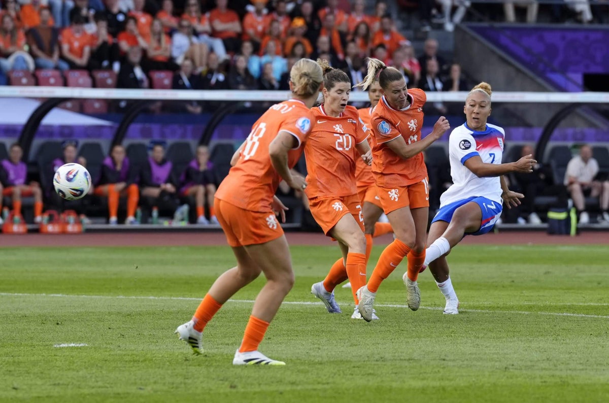 Lauren James se destaca por chutar a bola como nenhuma outra no futebol feminino Foto: Reprodução/The Athletic UK
