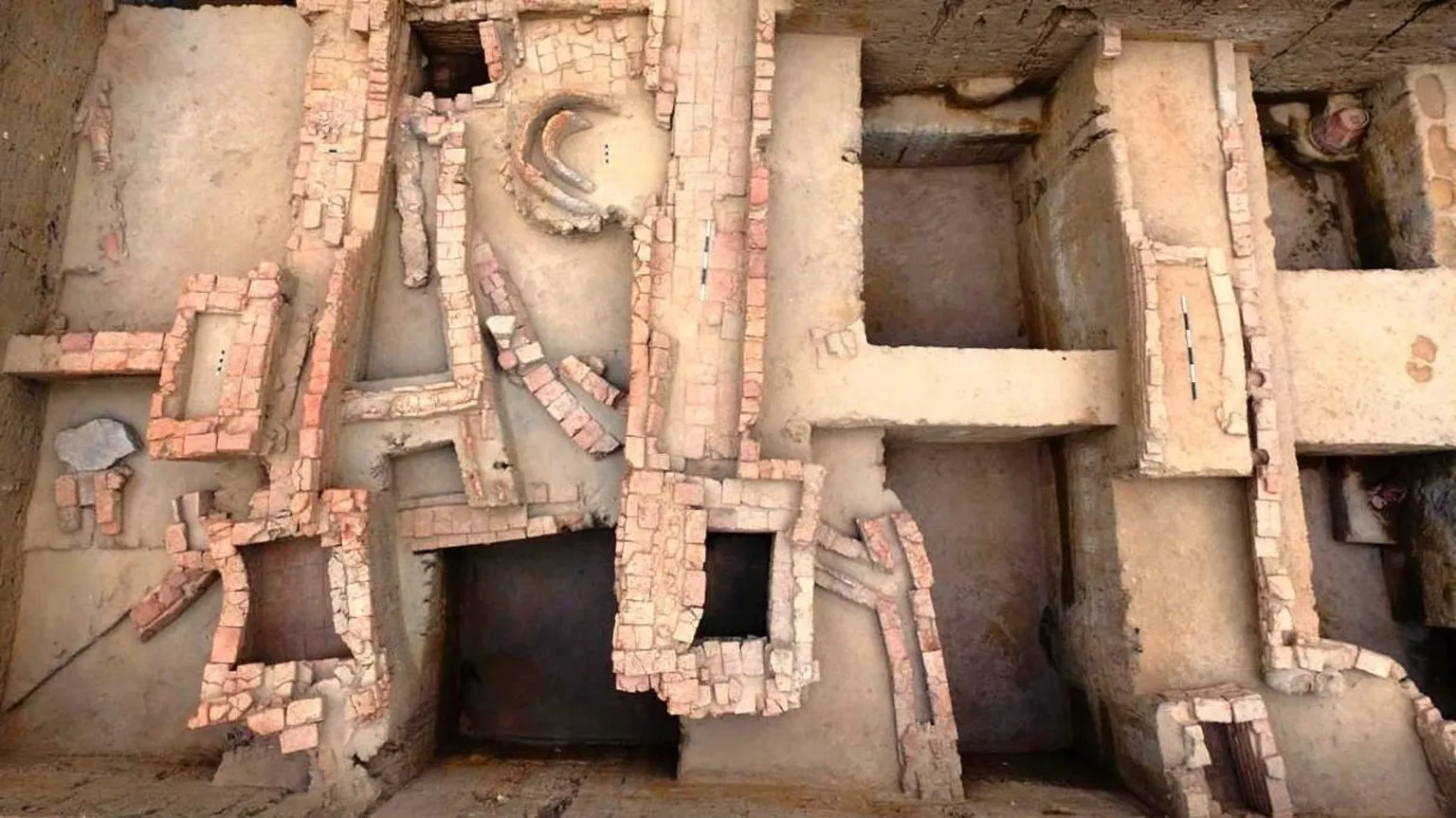 Uma vista de um sítio escavado em Keeladi onde arqueólogos encontraram evidências de atividade industrial (Foto: ASI)