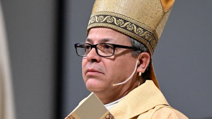 Bispo de diocese católica dispensa fiéis de Missa por temor de ações da imigração O Reverend Alberto Rojas, Bispo da Diocese de San Bernardino, preside a missa de ordenação ao sacerdócio na Igreja Católica São Paulo Apóstolo em Chino Hills no sábado, 20 de maio de 2023. (Foto: Will Lester | Medianews Group | Getty Images)