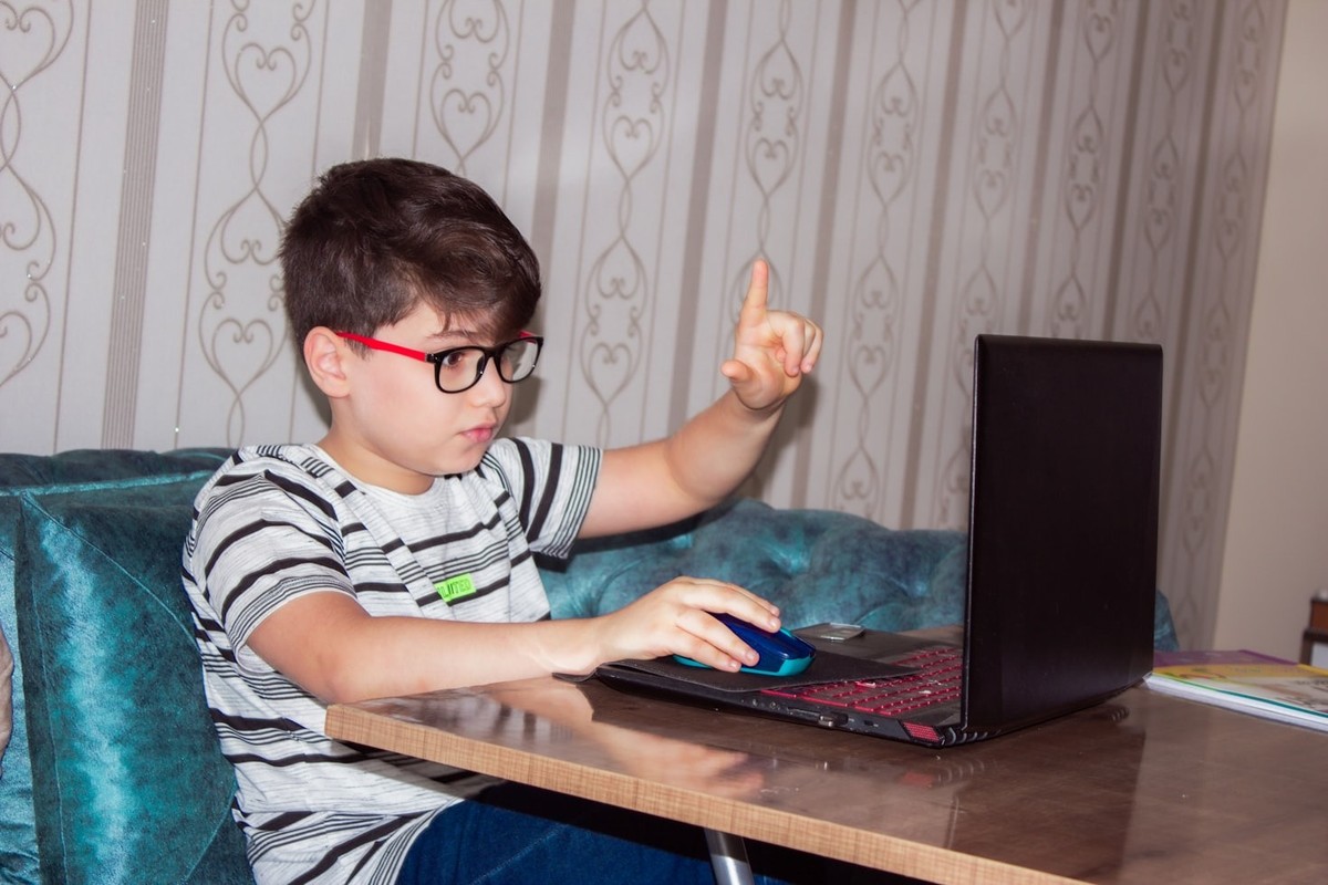 Para os mais jovens, assistir conteúdos em velocidades de reprodução maiores virou a norma (Foto: Unsplash)