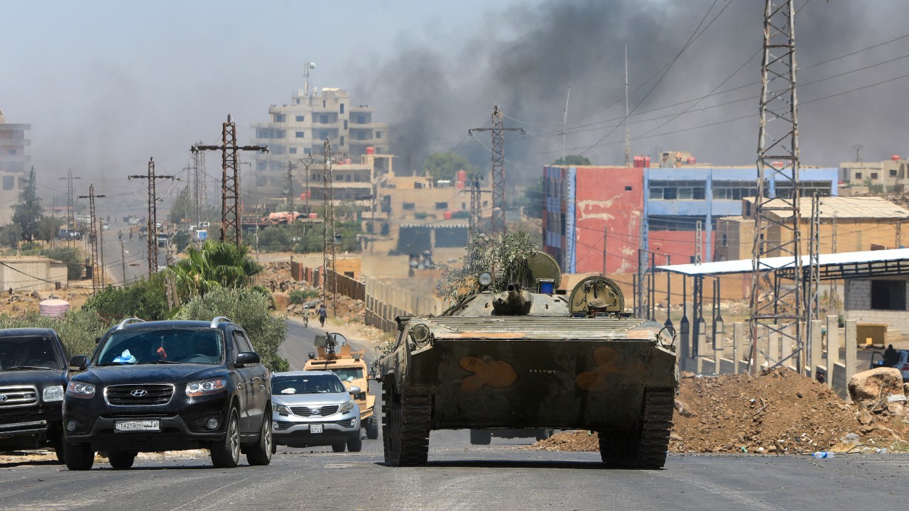 Israel ataca quartel militar em Damasco durante intensificação de conflitos internos Membros das forças de segurança da Síria atravessam a cidade de Sweida, onde a minoria religiosa drusa é predominante, após bombardeio israelense. 15/07/2025 (Foto: Bakr Alkasem/AFP)