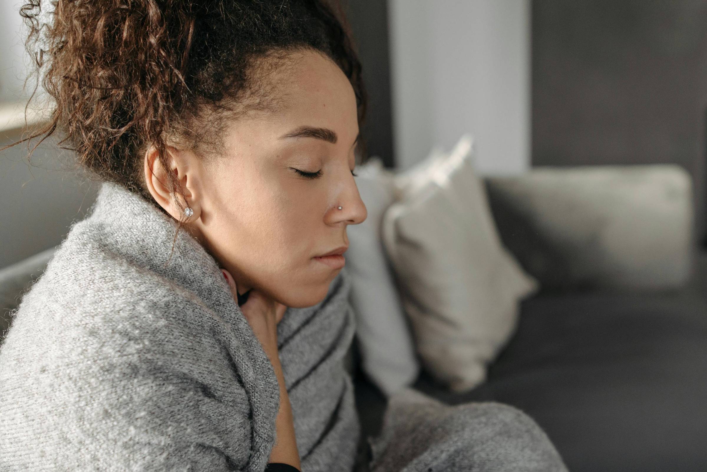 Garganta inflamada no inverno: causas e tratamentos eficazes para o problema No inverno são comuns casos de faringite, laringite ou amigdalite (Foto: Pavel Danilyuk - Pexels)