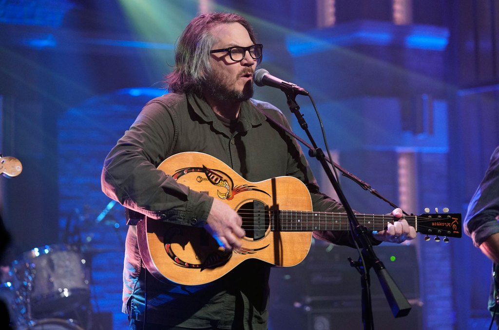 Jeff Tweedy, do Wilco, lança novo álbum triplo intitulado 'Twilight Override' Jeff Tweedy, o sempre prolífico, revelou seus mais recentes esforços criativos, anunciando o iminente lançamento de seu novo álbum solo. (Foto: Reprodução)