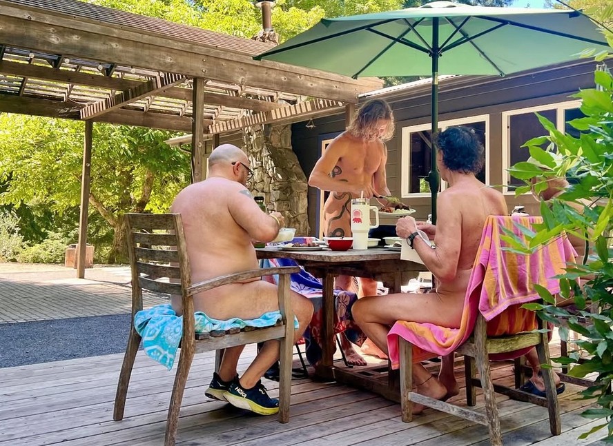 Retiro masculino promove nudismo e masturbação para libertar a vergonha Foto: Reprodução