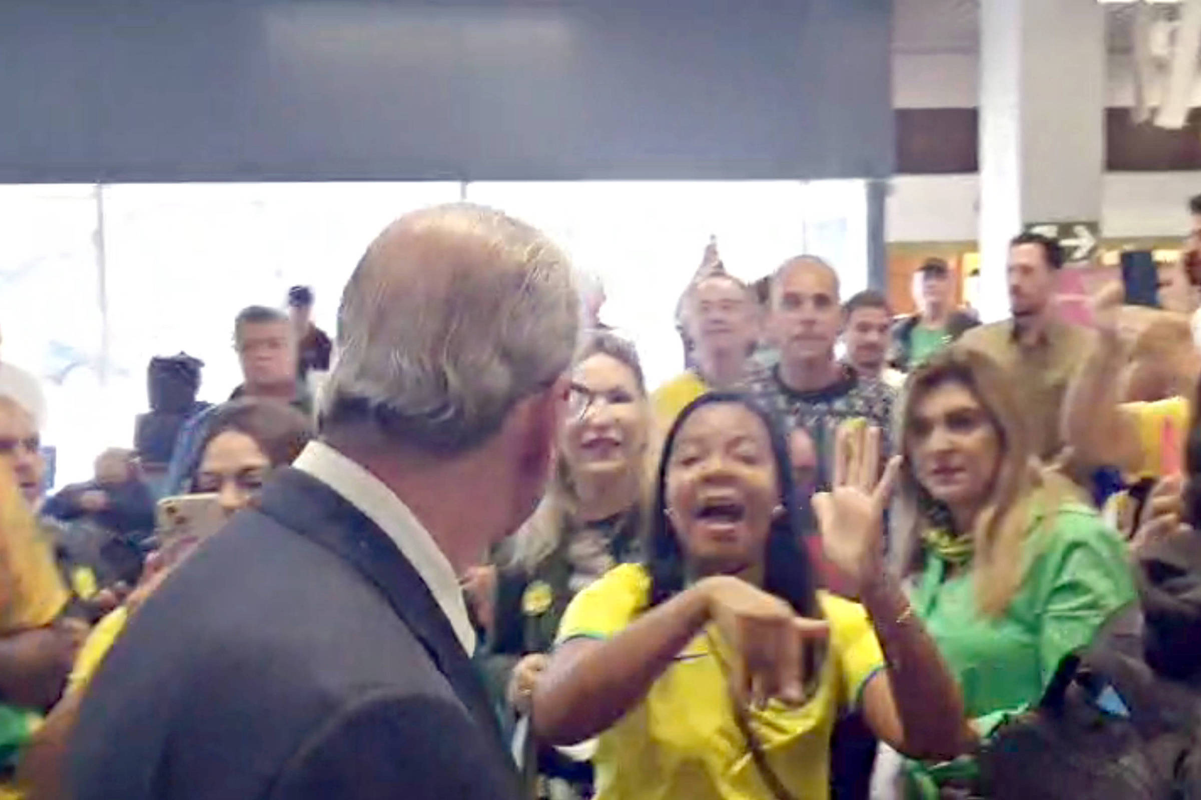Bolsonaristas protestam e chamam Eduardo Cunha de 'ladrão' em aeroporto de BH Eduardo Cunha é chamado de ladrão por bolsonarista em aeroporto de BH (Foto: Igor Passarini Folhapress)