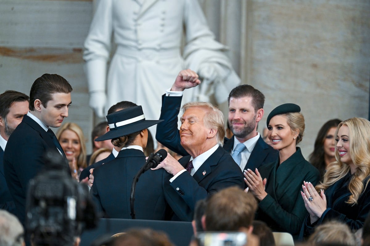 Família Trump avalia possibilidade de estabelecer uma dinastia política nos EUA Donald Trump, com o punho levantado, no dia de sua posse em janeiro, com seus filhos Barron, Eric, Donald Jr. e Ivanka, e sua neta Kai, da esquerda para a direita. Com as costas voltadas, usando um chapéu, está Melania Trump. (Foto: Kenny Holston/AP)
