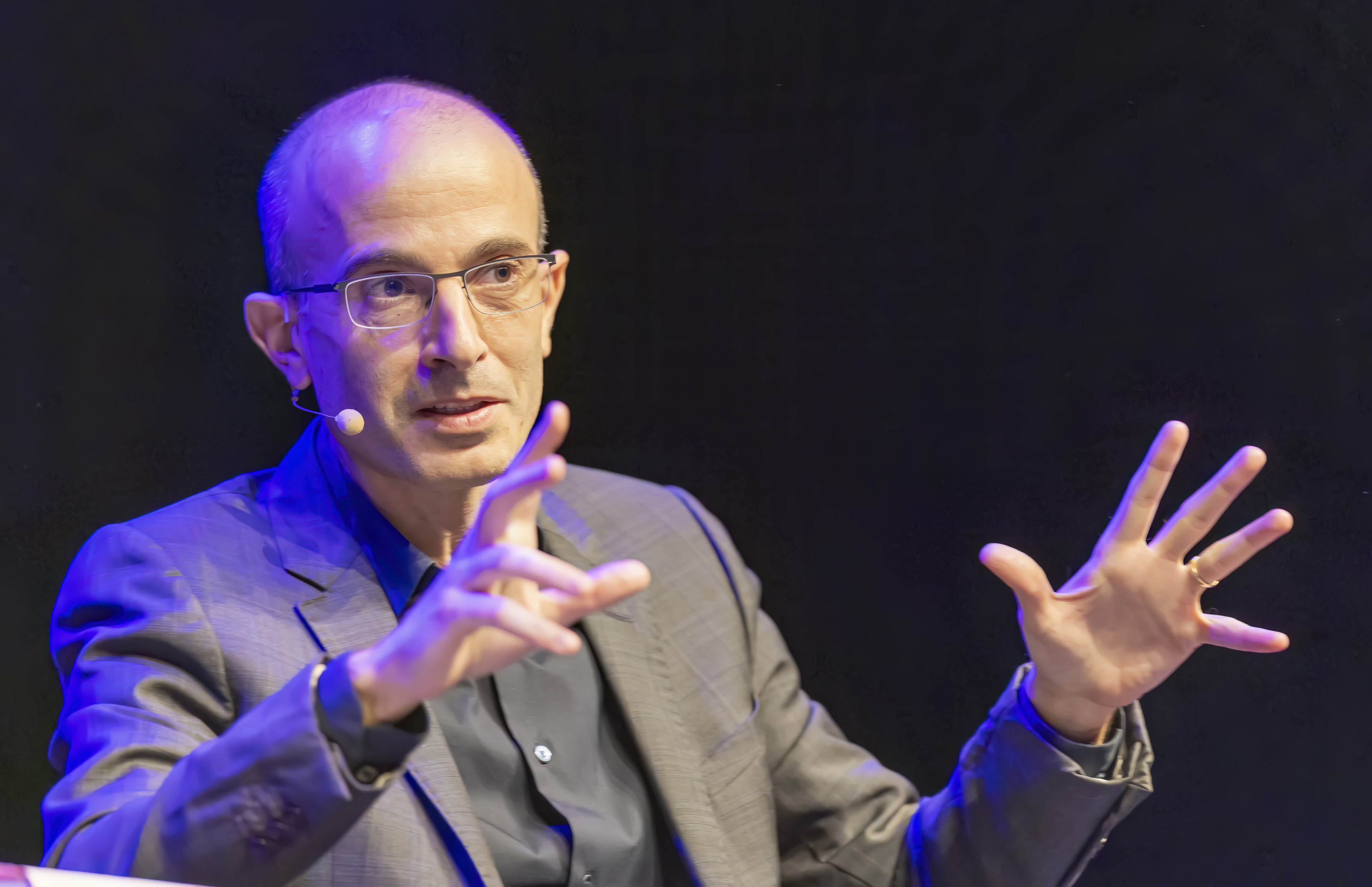 IAs são vistas como concorrentes diretas da humanidade, afirma autor de Sapiens Yuval Harari: autor do livro "Sapiens" alertou que o primeiro setor afetado pela IA será o mercado financeiro. (Foto: Jakubaszek/Getty Images)