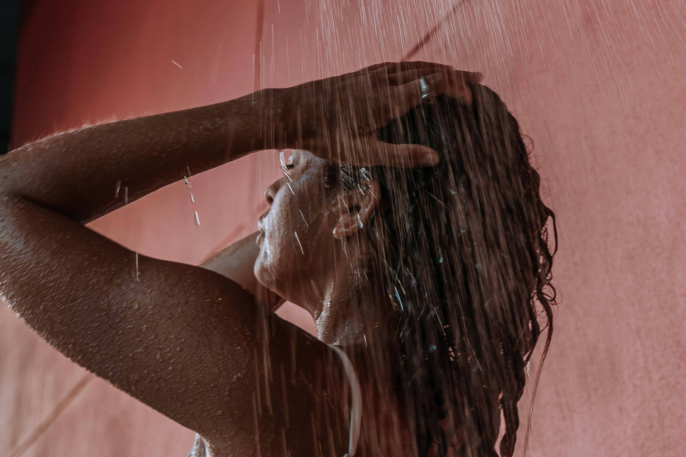 Proteja seu cabelo do calor do chuveiro quente com estas dicas essenciais