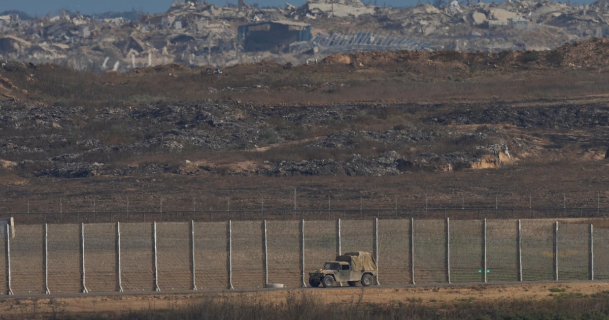Críticas aumentam ao plano de Israel para confinar palestinos no sul de Gaza Veículo militar israelense ao redor do muro que divide a Faixa de Gaza de Israel, em 13 de junho. Governo israelense pretende confinar palestinos em uma área no sul do território (Foto: Ohad Zwigenberg/AP)
