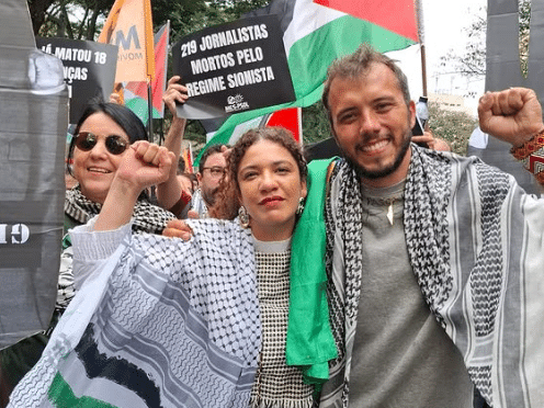 A deputada Mônica Seixas (PSOL-SP) e o ativista Thiago Ávila no ato pró-Palestina em São Paulo neste domingo (15) (Foto: Reprodução/Instagram)