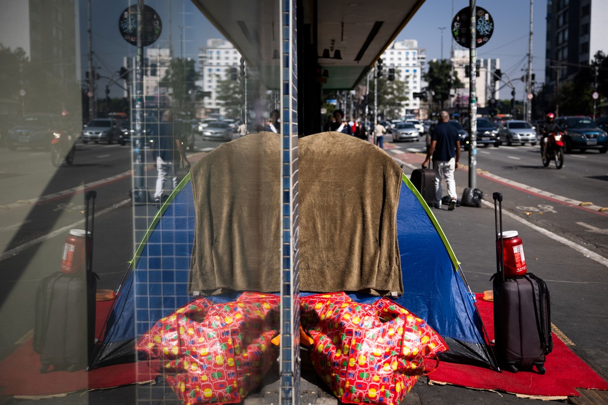 Prefeitura de SP atrasa repasses e renovações de programa para população de rua Barraca de pessoas em situação de rua em São Paulo (Foto: Maria Isabel Oliveira / O Globo)