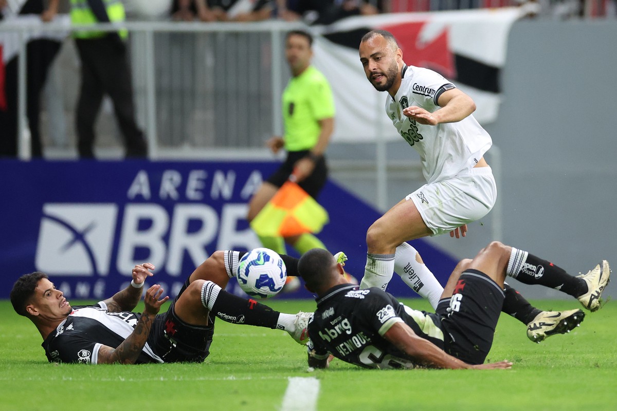 Botafogo brilha com reforços e vence na estreia de Davide, aliviando pressão sobre o Vasco