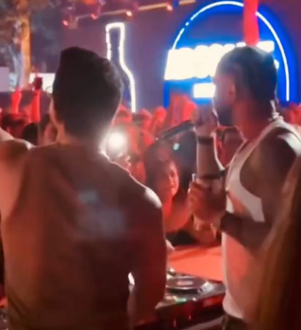 Gabigol canta música do Flamengo durante evento no Rio de Janeiro em férias no Cruzeiro Gabigol canta música do Flamengo em evento no Rio de Janeiro (Foto: Reprodução)