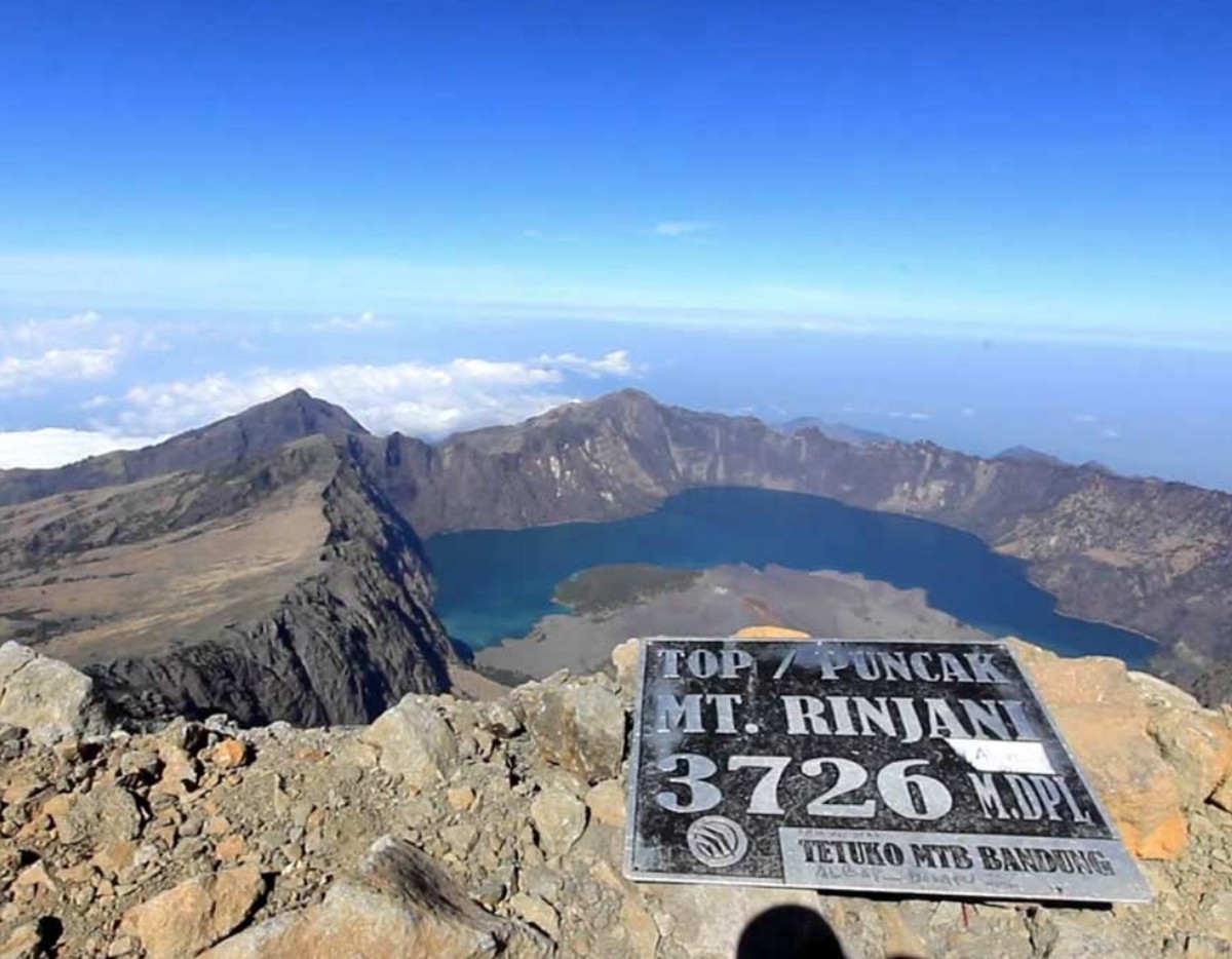 Brasileira é resgatada após queda em trilha de vulcão na Indonésia após 12 horas Monte Rinjani, em foto de 2016 (Foto: Reprodução / rinjaninationalpark.com)