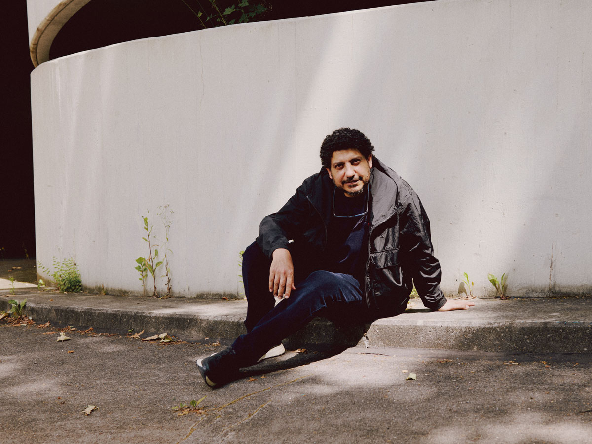 Art Basel escolhe Wael Shawky para liderar feira no Catar Wael Shawky, diretor artístico da Art Basel Qatar, fotografado em Basel em junho de 2025. (Foto: Matthieu Croizier para Art Basel/Courtesy Art Basel)