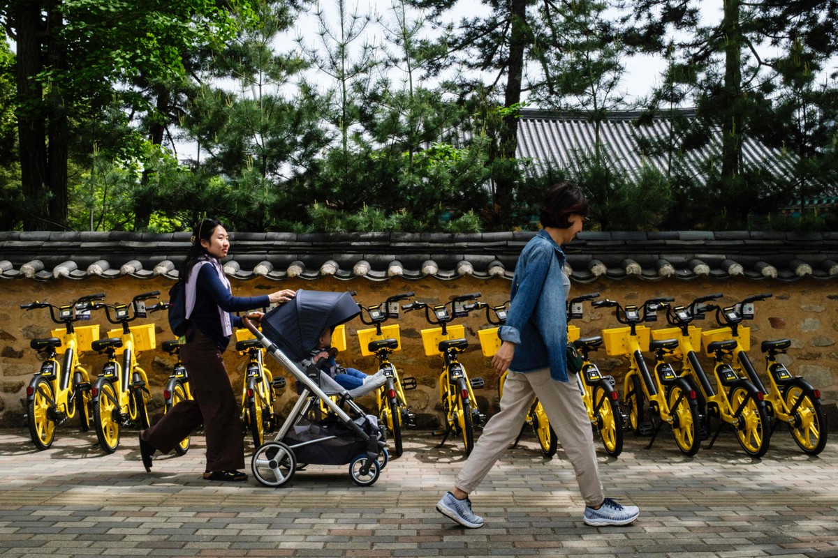 Taxa de natalidade na Coreia do Sul registra aumento histórico no início de 2023 Mãe passeia com o filho no carrinho: cena cada vez mais rara em Seul (Foto: ANTHONY WALLACE / AFP)