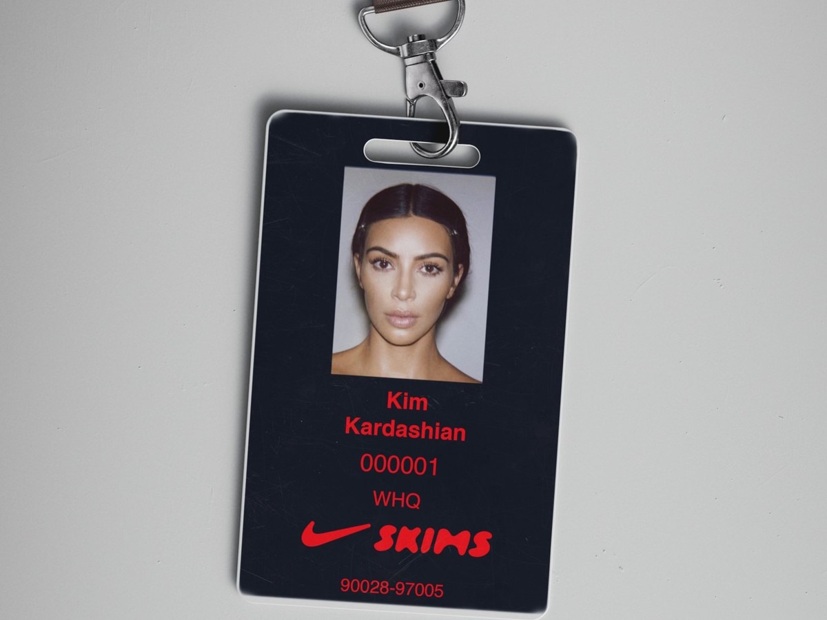 Nike adia lançamento da coleção da Skims, marca de Kim Kardashian Crachá de Kim Kardashian na NikeSKIMS (Foto: NikeSKIMS / reprodução)