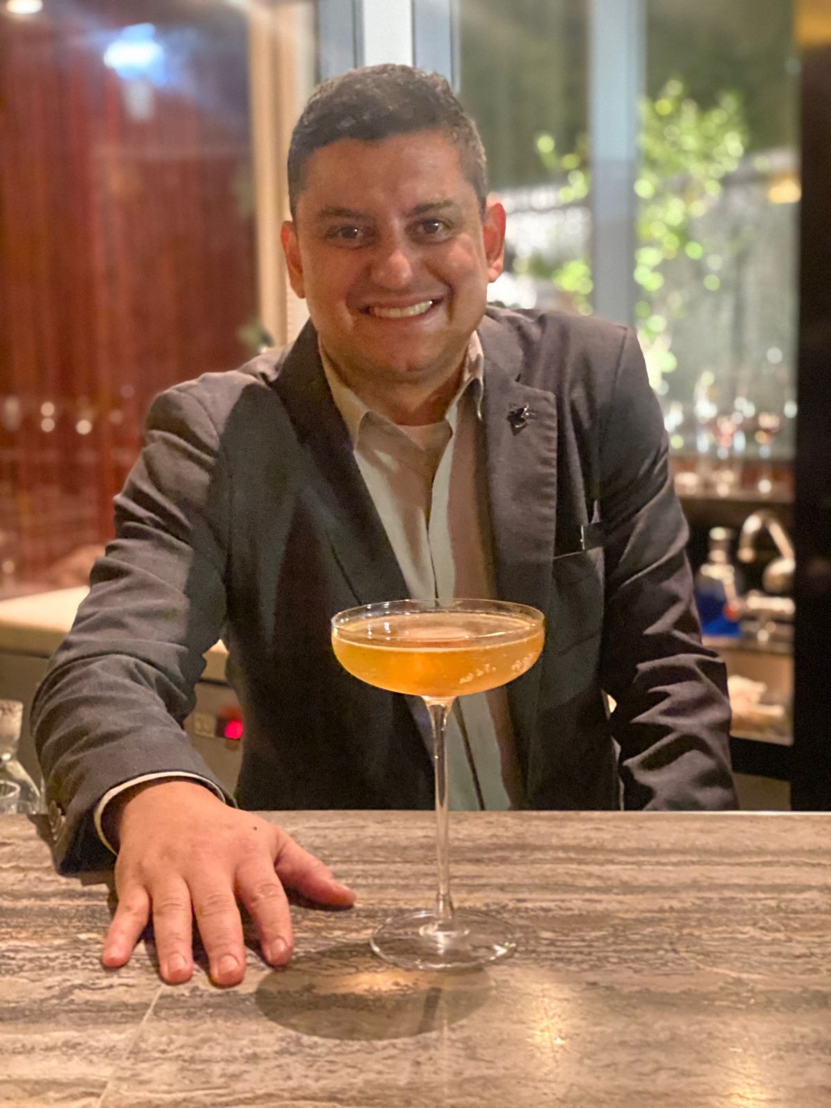 Chefe de bar Eduardo Tavares, com drinque de 'Champagne sem álcool' (Foto: Bruno Calixto/Divulgação)