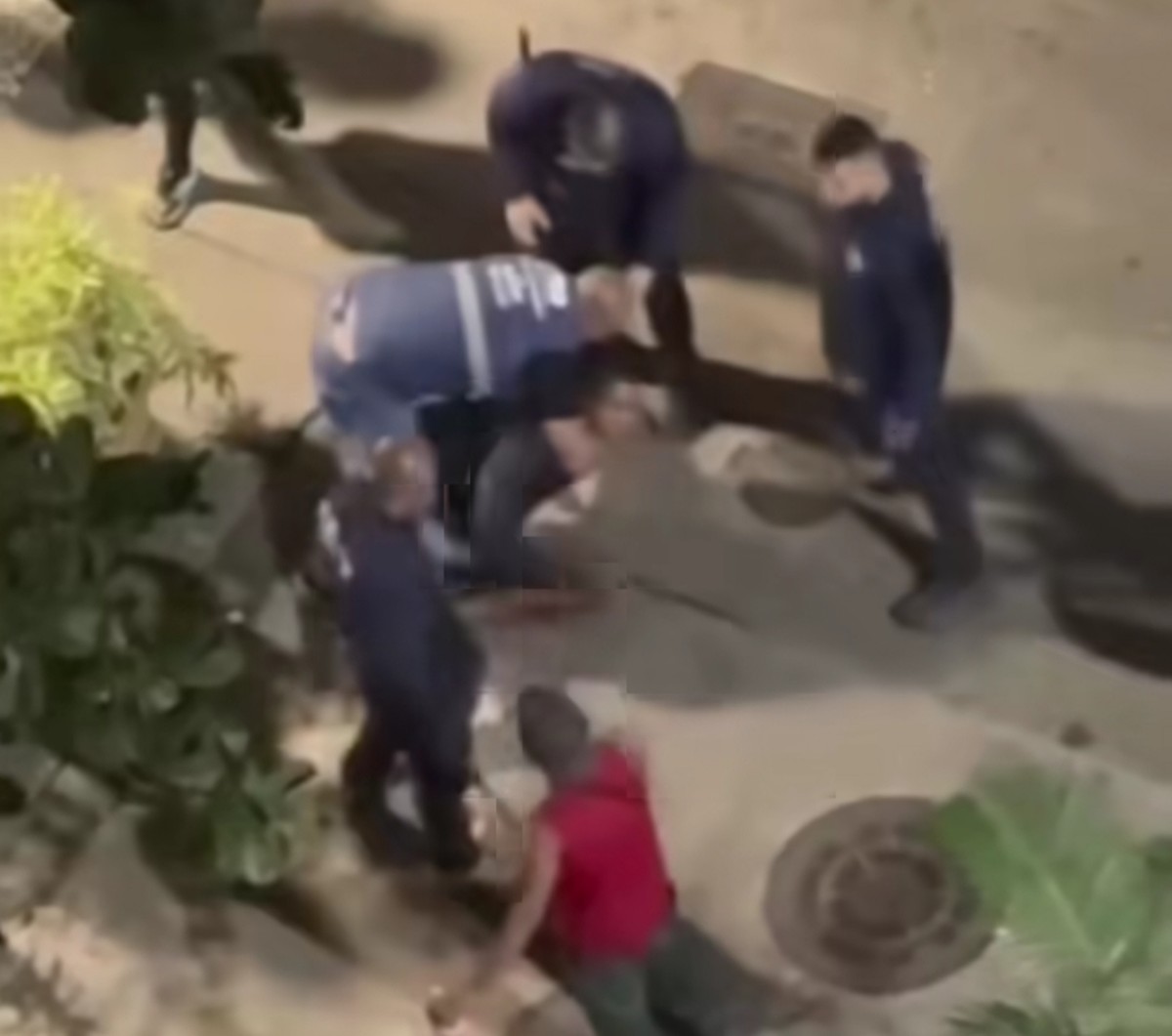 Agentes da Seop imobilizam pessoas em situação de rua após apedrejamento em Copacabana Homem é imobilizado por agentes da Seop (Foto: Reprodução)