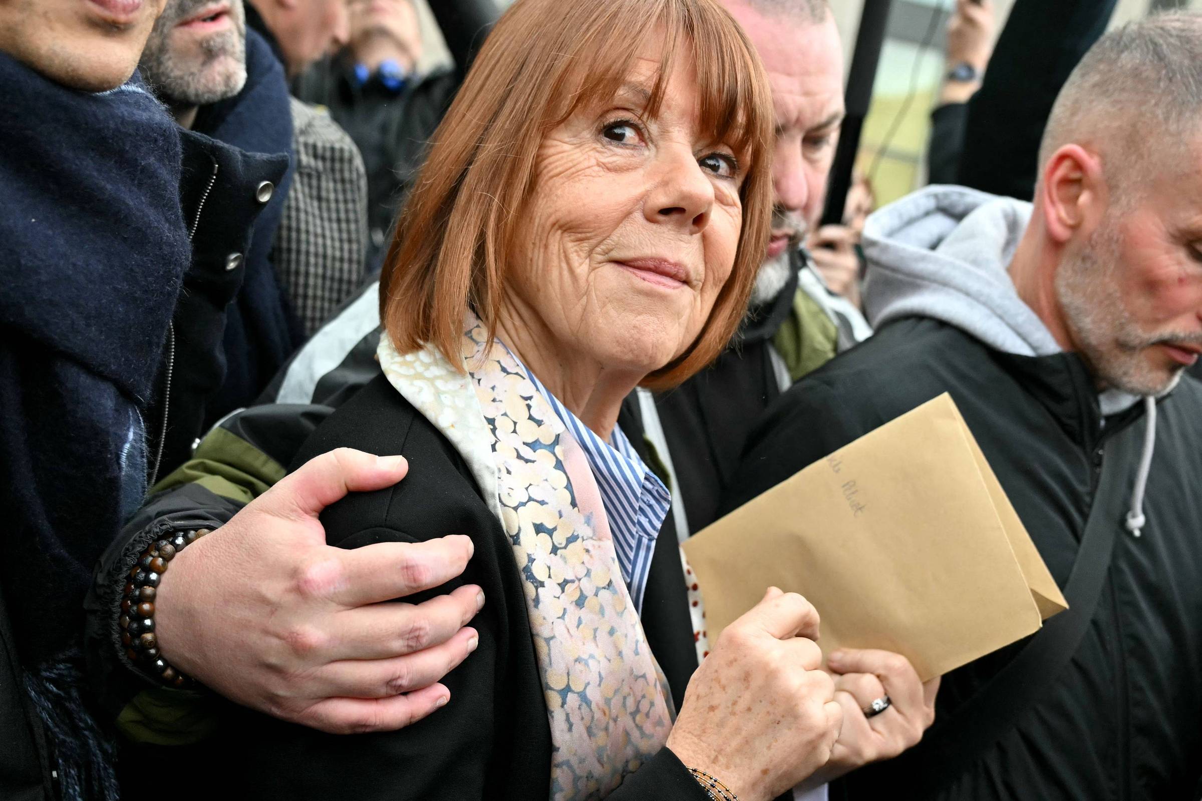Gisèle Pelicot deixa tribunal após condenação de Dominique à pena máxima de 20 anos de prisão (Foto: Miguel Medina - 19.dez.24/AFP)