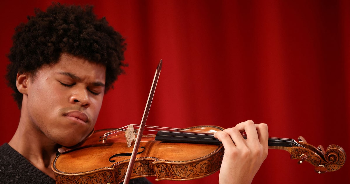 Cientistas revelam segredos por trás da qualidade dos violinos Stradivarius O músico britânico Kanneh-Mason toca o raro exemplar 'Hellier', violino criado por Antonio Stradivari em 1679 (Foto: Henry Nicholls/ Reuters)