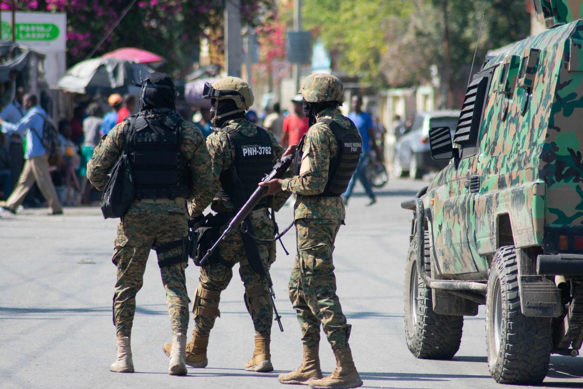 Gangues controlam 90% de Porto Príncipe e ONU alerta para colapso no Haiti Policiais patrulham as ruas da capital do Haiti, Porto Príncipe (Foto: Clarens SIFFROY / AFP)