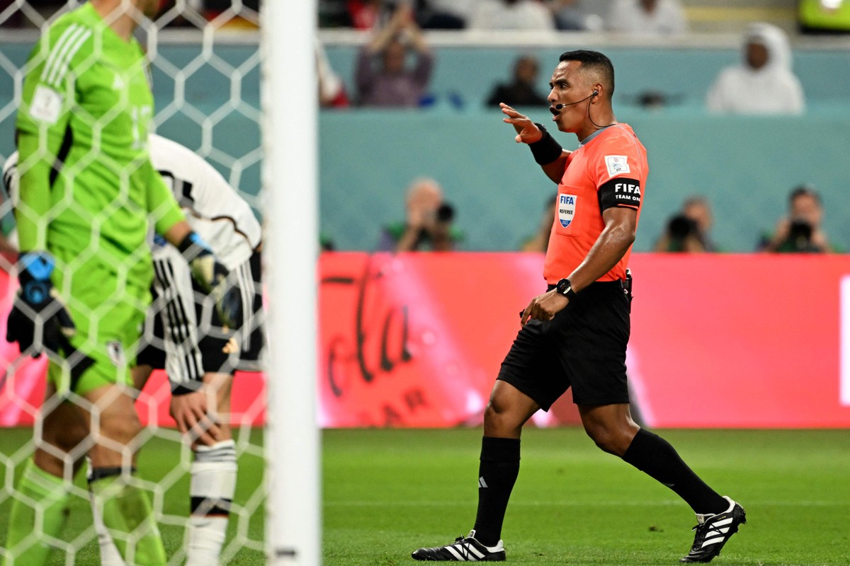 Árbitro do Mundial entre Flamengo e Chelsea tem formação em química e experiência na Copa Ivan Barton no jogo entre Alemanha x Japão (Foto: INA FASSBENDER / AFP)
