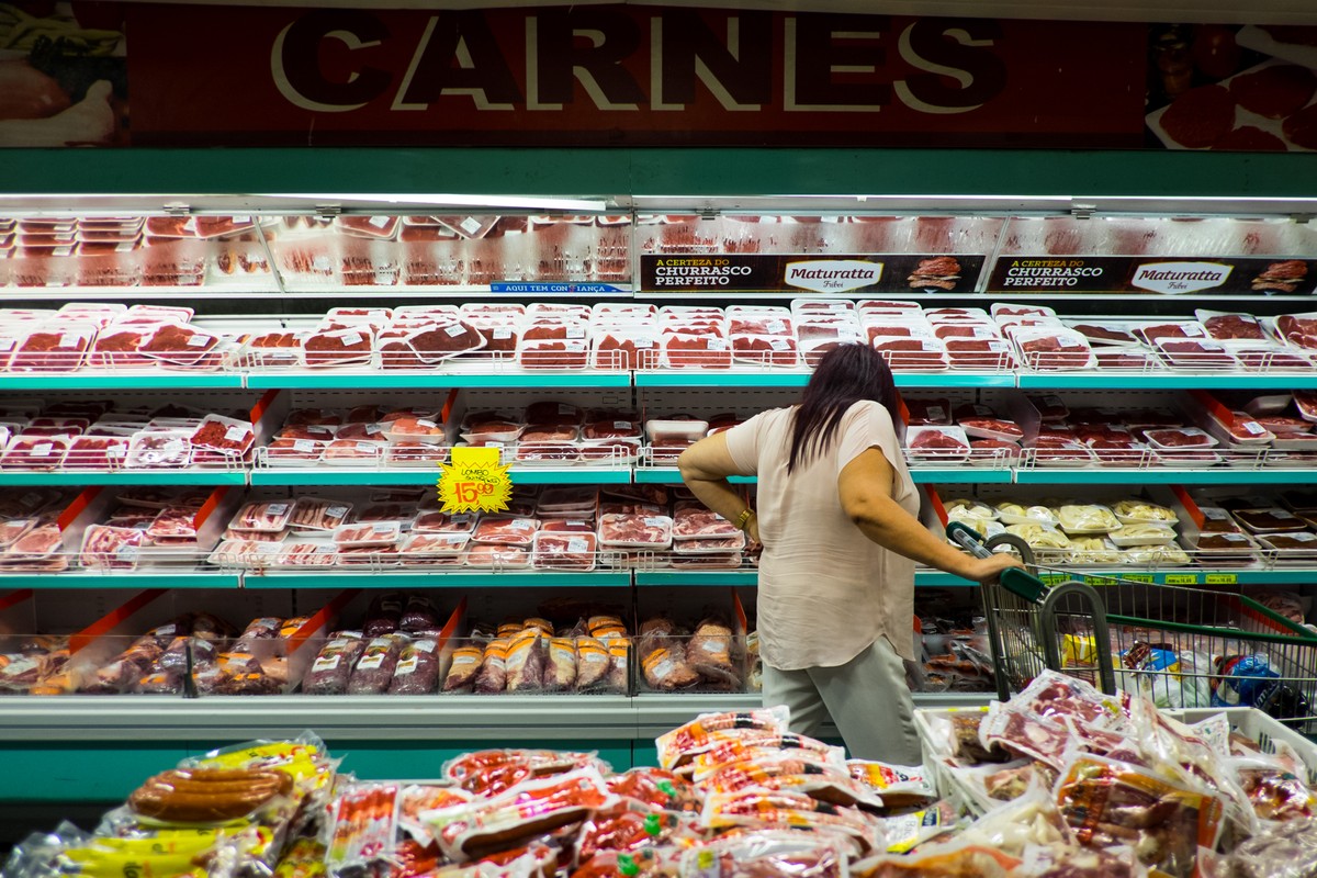 Setor da carne bovina estima perda de US$ 1 bilhão com tarifas dos EUA Balcão de carnes em supermercado de São Paulo (Foto: Victor Moriyama/Bloomberg)