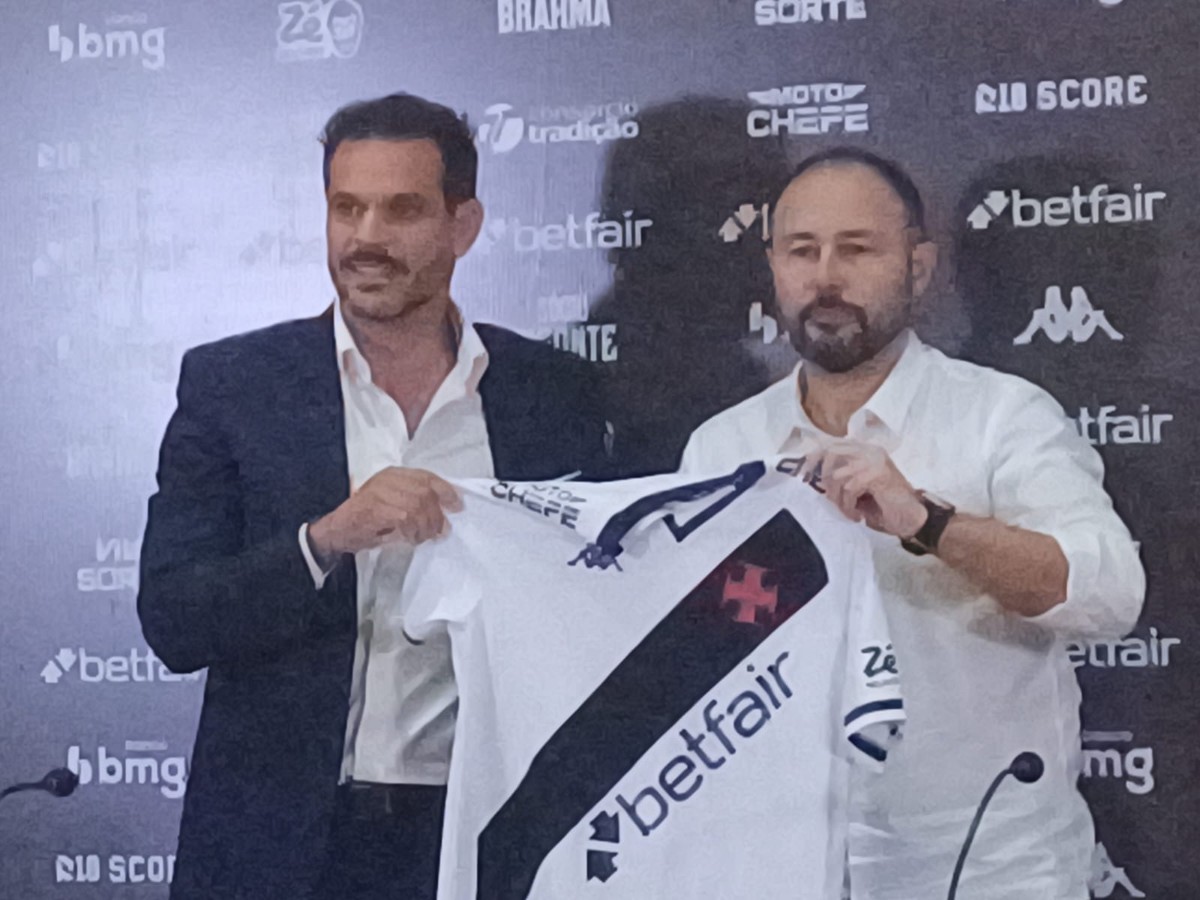 O português Admar Lopes (esquerda) foi apresentado pelo CEO Carlos Amodeo como novo diretor executivo do Vasco (Foto: Vitor Seta)