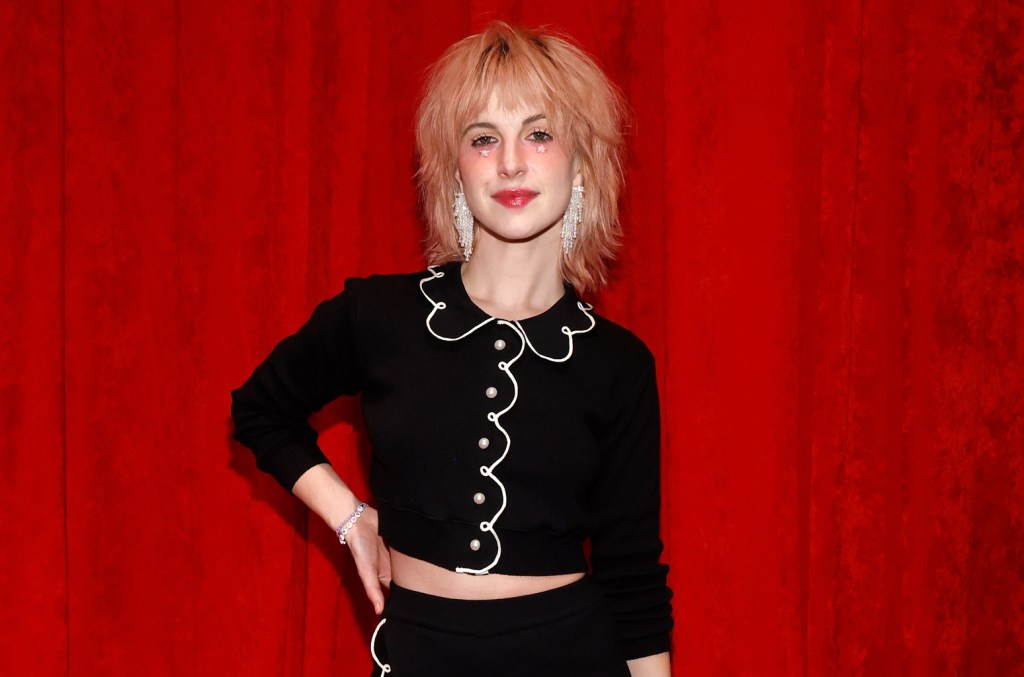 Hayley Williams, do Paramore, lançou 17 novas músicas de surpresa em seu site, com as faixas acessíveis através de um código divulgado por sua empresa de tintura de cabelo. (Foto: Reprodução)