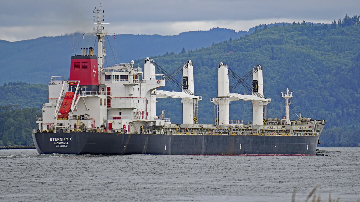 O navio graneleiro Eternity C, com bandeira da Libéria, é visto perto de Cathlamet, Oregon, em 23 de julho de 2019. (Foto: Mike Cullom via AP)
