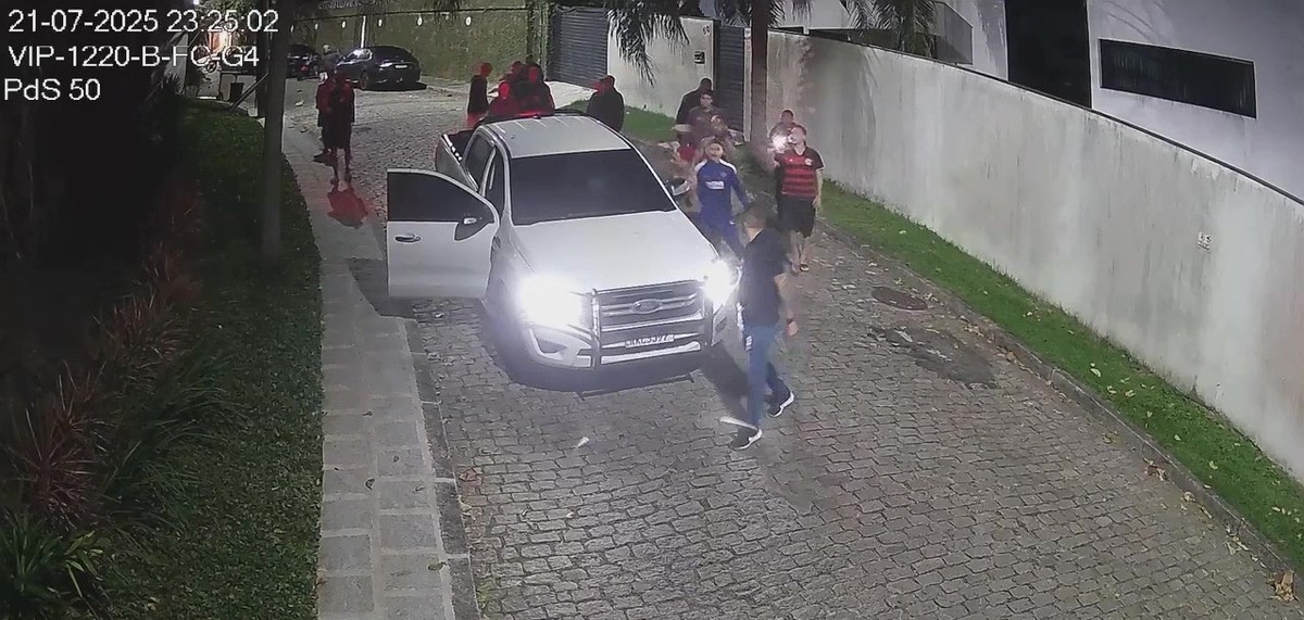 Oruam agride carro da polícia e ameaça delegado durante cumprimento de mandado Novas imagens mostram Oruam atacando o carro da Polícia Civil com pedras e socos no vidro do veículo (Foto: Reprodução/ PCRJ)