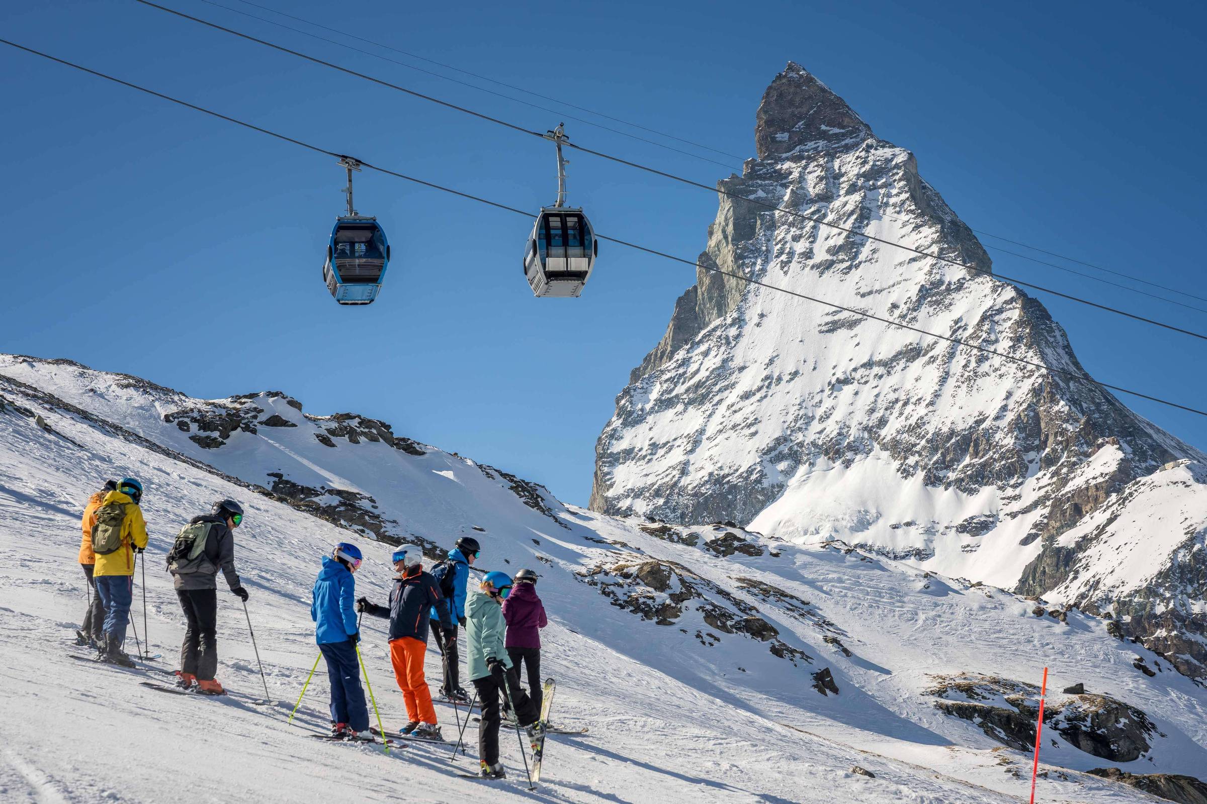 Suíça se torna o principal destino de inverno para os paulistanos Esquiadores em Zermatt, diante da emblemática montanha Matterhorn (Foto: Maxime Schmid / AFP)