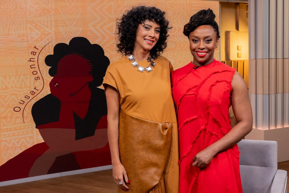 Chimamanda Ngozi Adichie ao lado de Aline Midlej (Foto: Globo / Fábio Rocha)