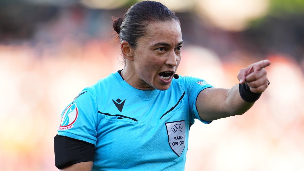 Trio de arbitragem brasileiro apita semifinal da Eurocopa entre Alemanha e Espanha Edina Alves tem experiência em torneios internacionais (Foto: Aitor Alcalde - UEFA/UEFA/Getty Images)