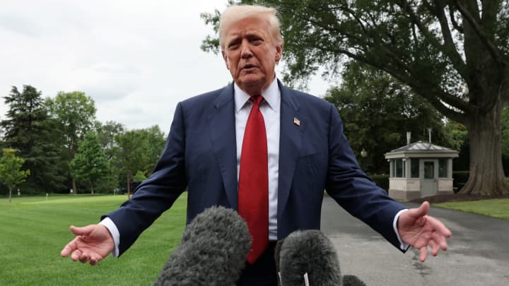 EUA implementam tarifas recíprocas que afetam diversos parceiros comerciais O presidente dos EUA, Donald Trump, fala com repórteres antes de embarcar no Marine One para partir para Nova Jersey, na Casa Branca em Washington, D.C., EUA, 1º de agosto de 2025. (Foto: Jonathan Ernst | Reuters)