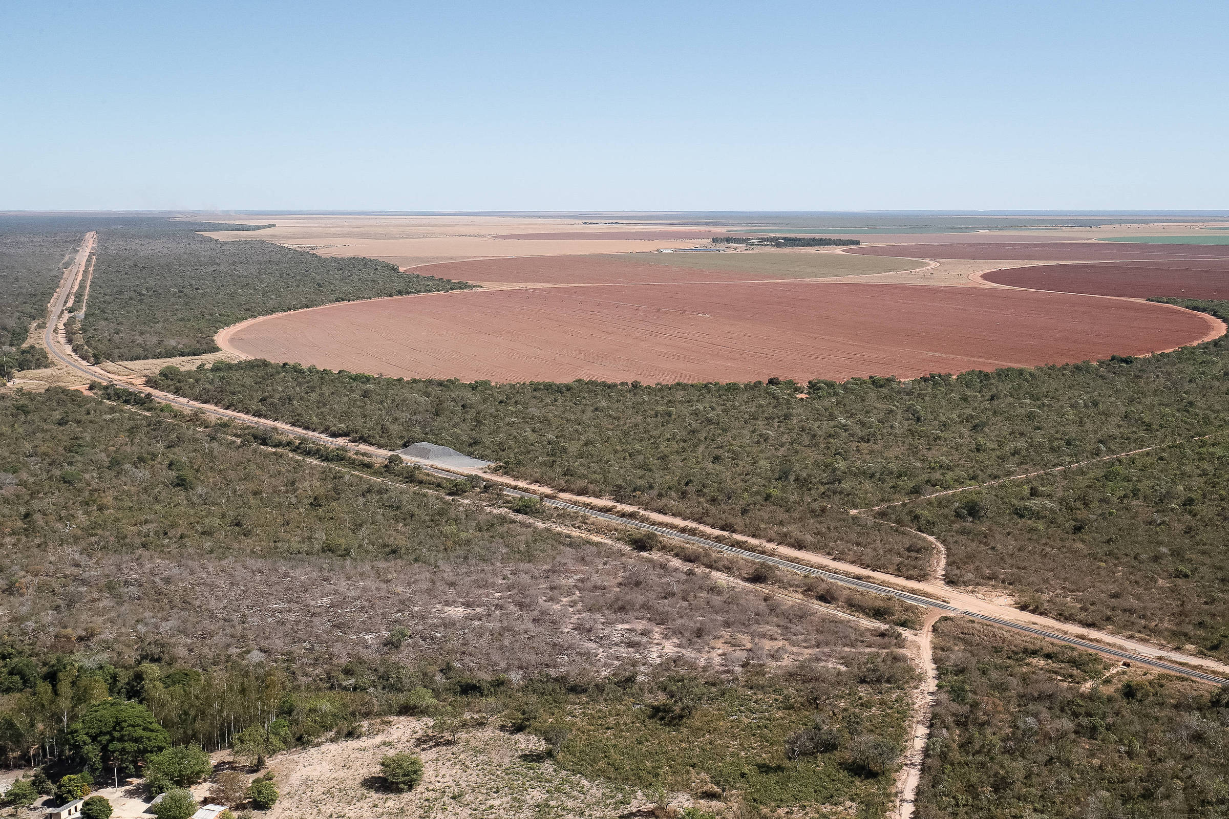 Traçado da Fiol, que corta todo o estado da Bahia, tem previsão ser elo de integração logística com polos de produção agrícola do Centro-Oeste (Foto: Alan Santos - 11.set.2020/Presidência da República)