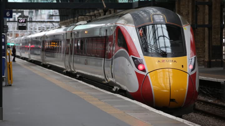 Nova crise ameaça o já problemático sistema ferroviário do Reino Unido Um trem da LNER visto na estação King's Cross. (Foto: Sopa Images | Lightrocket | Getty Images)
