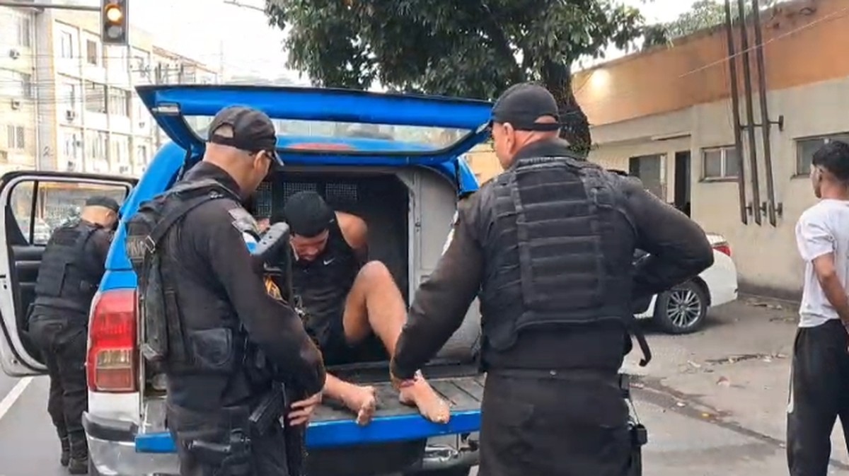 Perseguição na Avenida Brasil termina com cinco presos e apreensão de armas e drogas (Foto: Divulgação/ PMRJ)