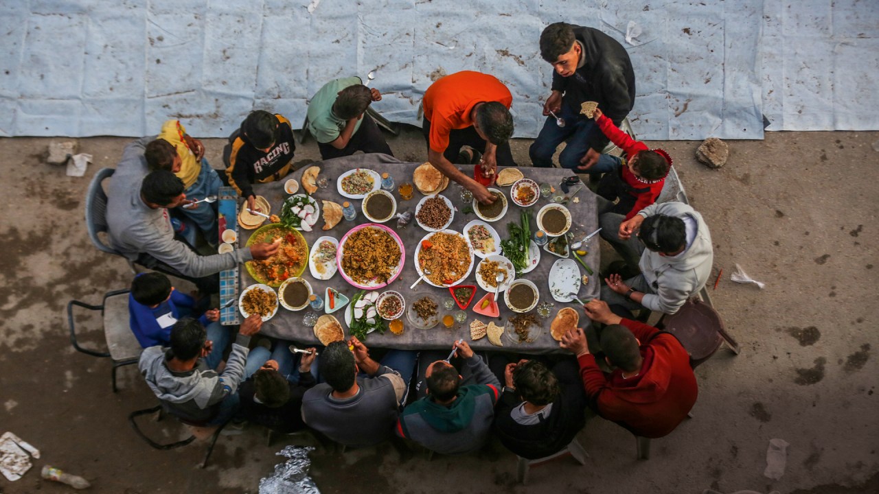 Iftar, o desjejum dos muçulmanos: em Gaza, a comida dá força aos sobreviventes (Foto: Ali Jadallah/Anadolu/Getty Images)