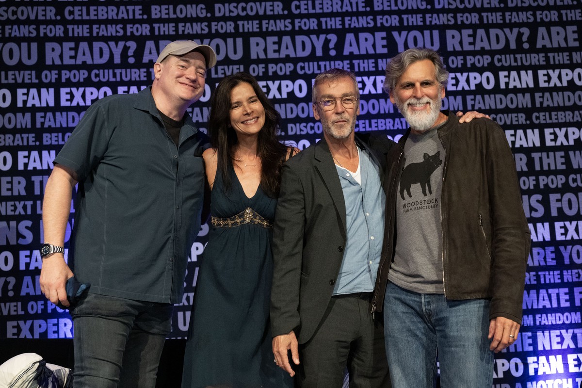Elenco de 'A Múmia' se reencontra, mas ausência gera especulações entre fãs Quatro dos protagonistas da franquia A Múmia em convenção de cultura pop na cidade de Denver: Brendan Fraser, Patricia Velasquez, John Hannah e Oded Fehr (Foto: Getty Images)