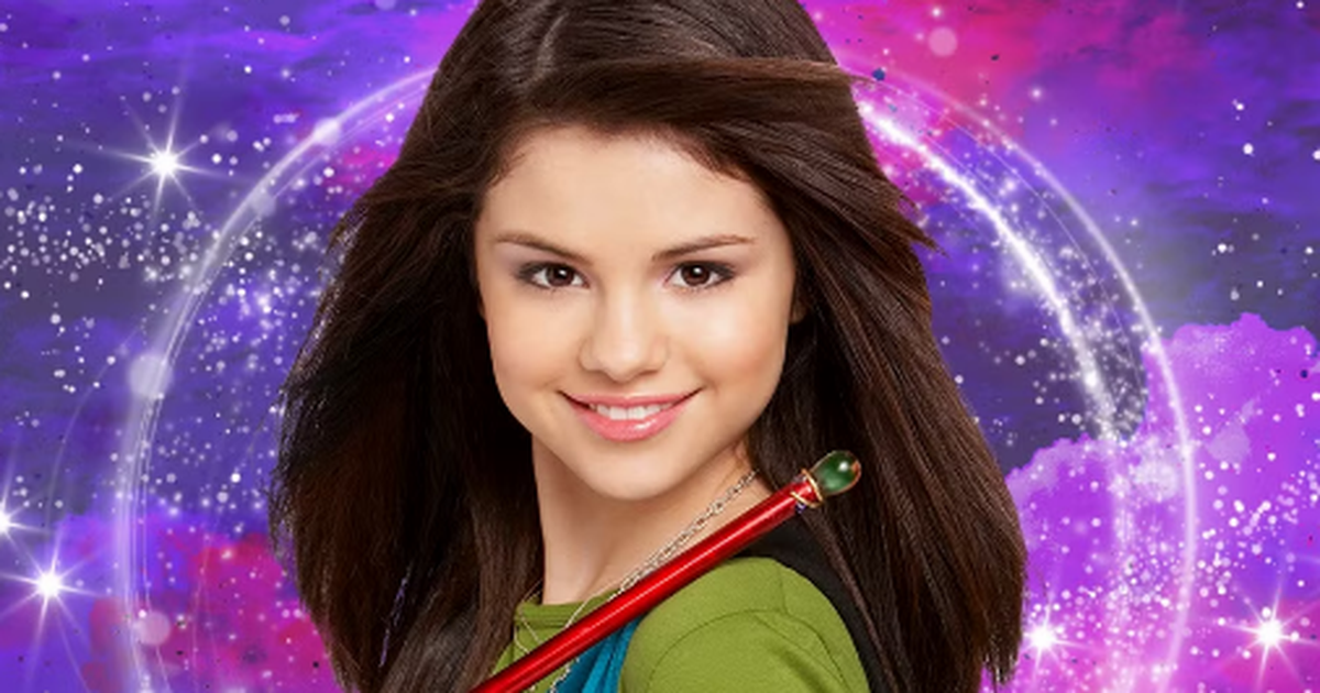 Selena Gomez retorna como protagonista na nova temporada de Feiticeiros de Waverly Place Selena Gomez retorna para Os Feiticeiros Além de Waverly Place, saiba como (Foto: Reprodução)