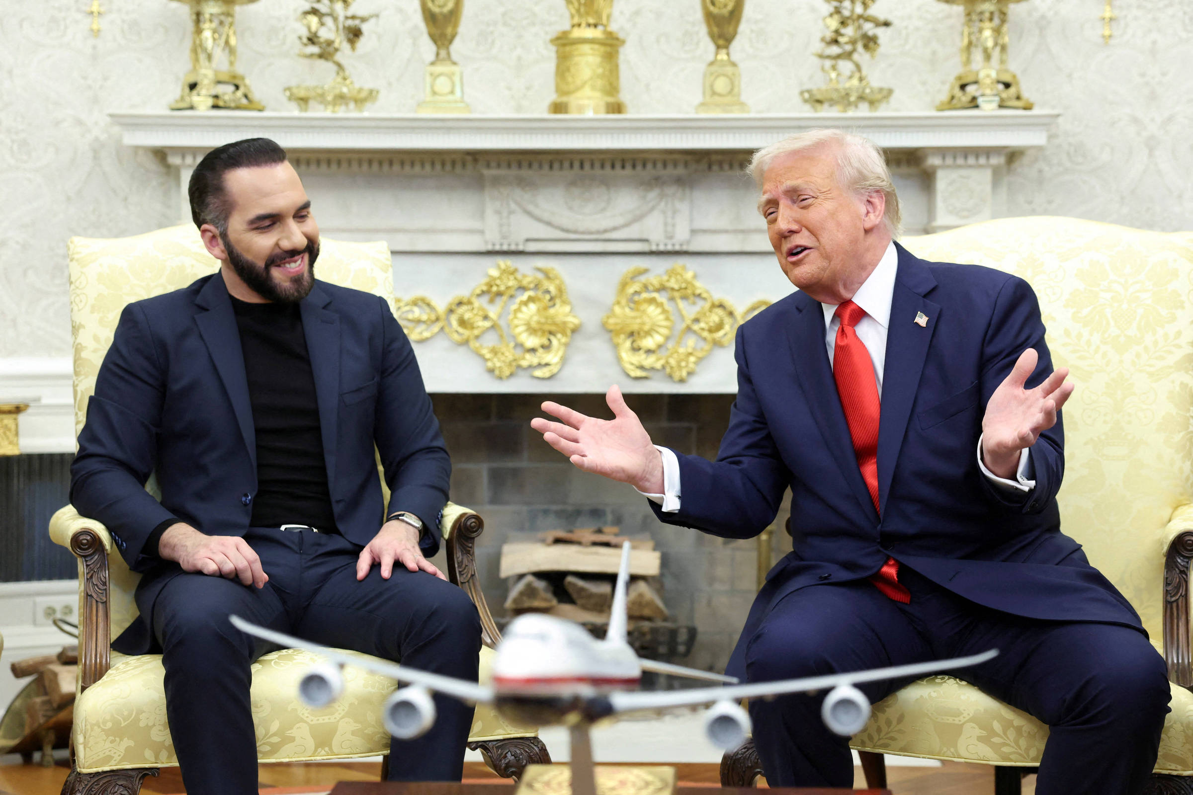 El Salvador se beneficia da deportação de imigrantes promovida por Trump nos EUA O presidente de El Salvador, Nayib Bukele, em encontro com o presidente dos Estados Unidos, Donald Trump, no Salão Oval da Casa Branca, em Washington (Foto: Kevin Lamarque - 14.abr.25/Reuters)