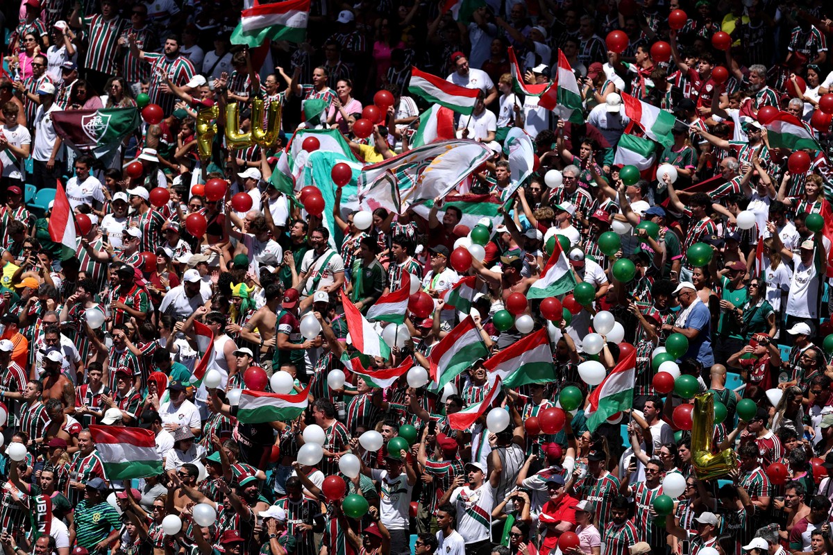 Fluminense brilha em turnê pelos estádios dos Estados Unidos e conquista fãs Torcida do Fluminense na partida contra o Mamelodi, em Miami (Foto: Dan Mullan/Getty Images via AFP/25.06.2025)