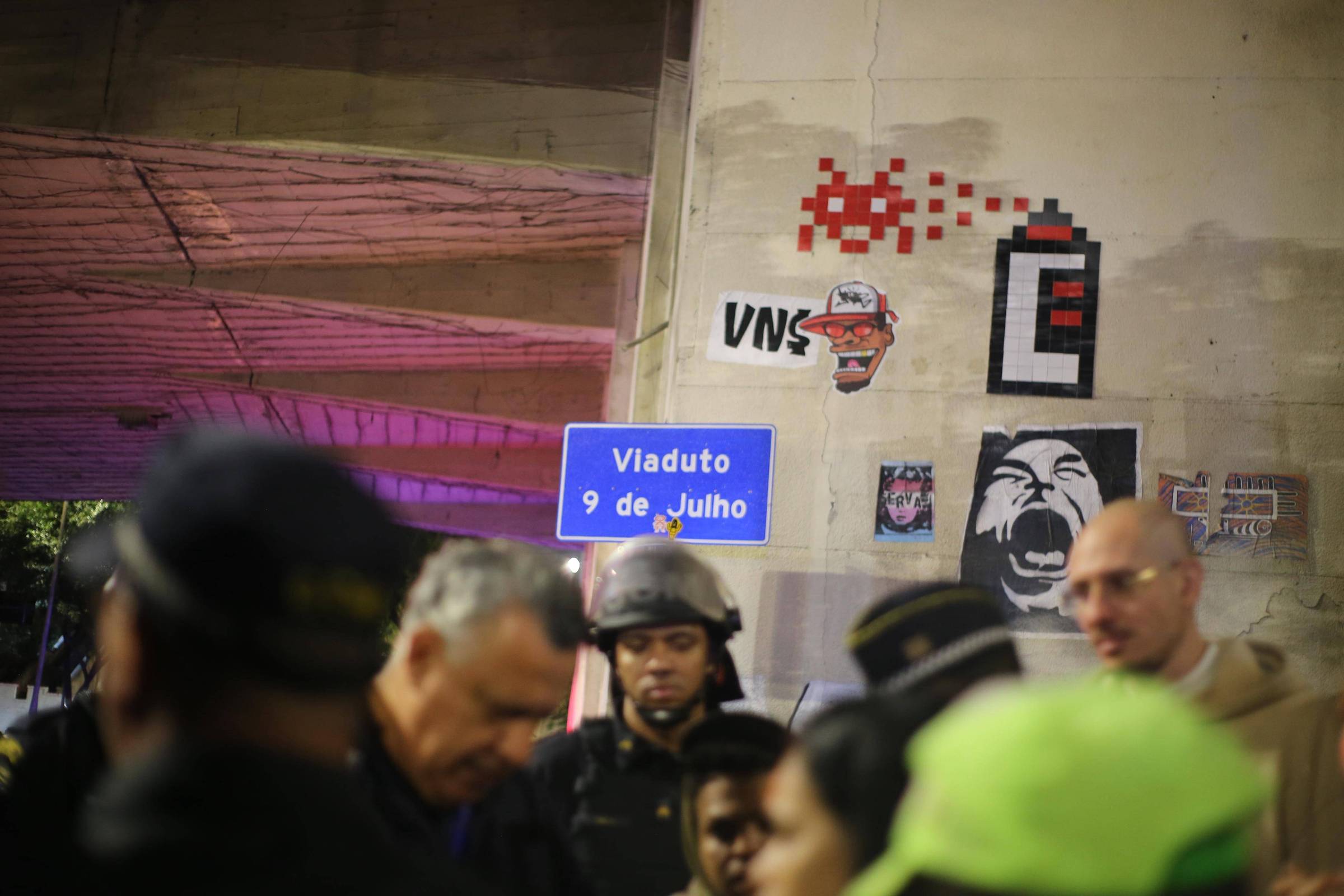 Vereadores do PSOL acampam sob viaduto para apoiar desalojados em protesto Famílias precisaram deixar prédio no Centro depois de incêndio na segunda-feira (Foto: Divulgação)