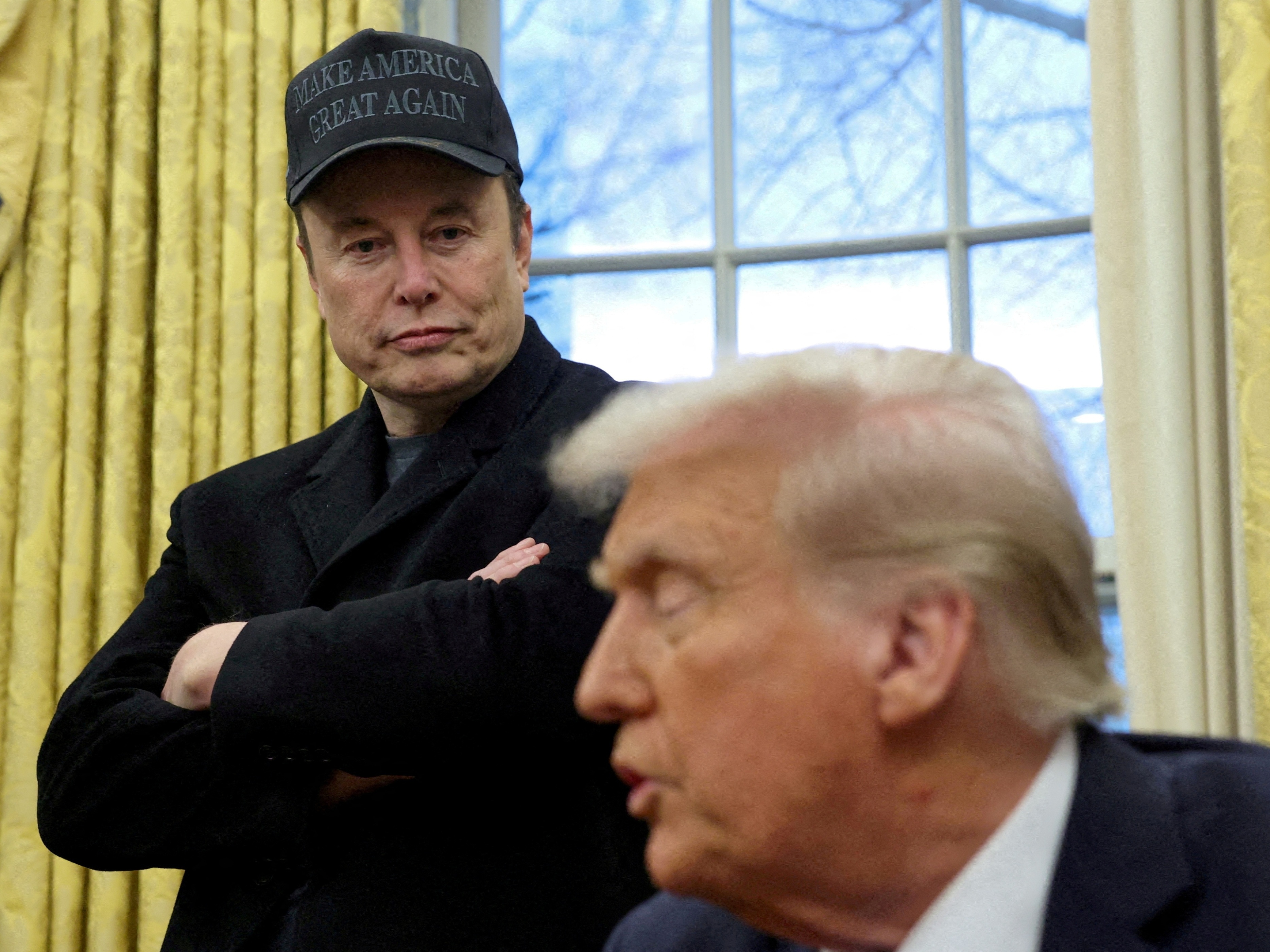 Trump avalia possibilidade de deportar Elon Musk após polêmicas recentes Elon Musk ouve o presidente dos EUA, Donald Trump, falar no Salão Oval da Casa Branca em Washington, D.C., EUA, 11 de fevereiro de 2025 (Foto: Kevin Lamarque/REUTERS)