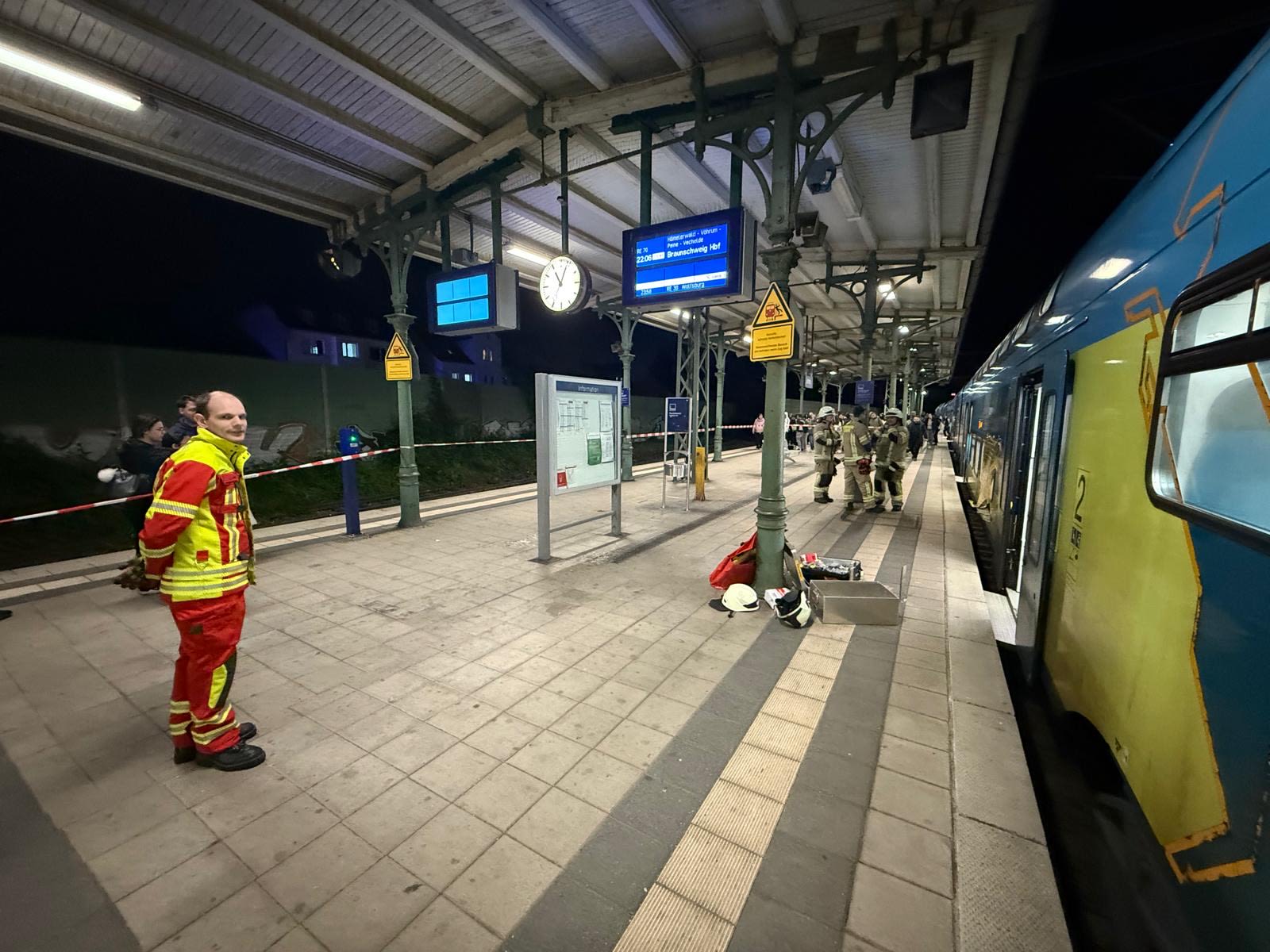 Homem fica preso em trem ao buscar AirPod e é resgatado por bombeiros na Alemanha