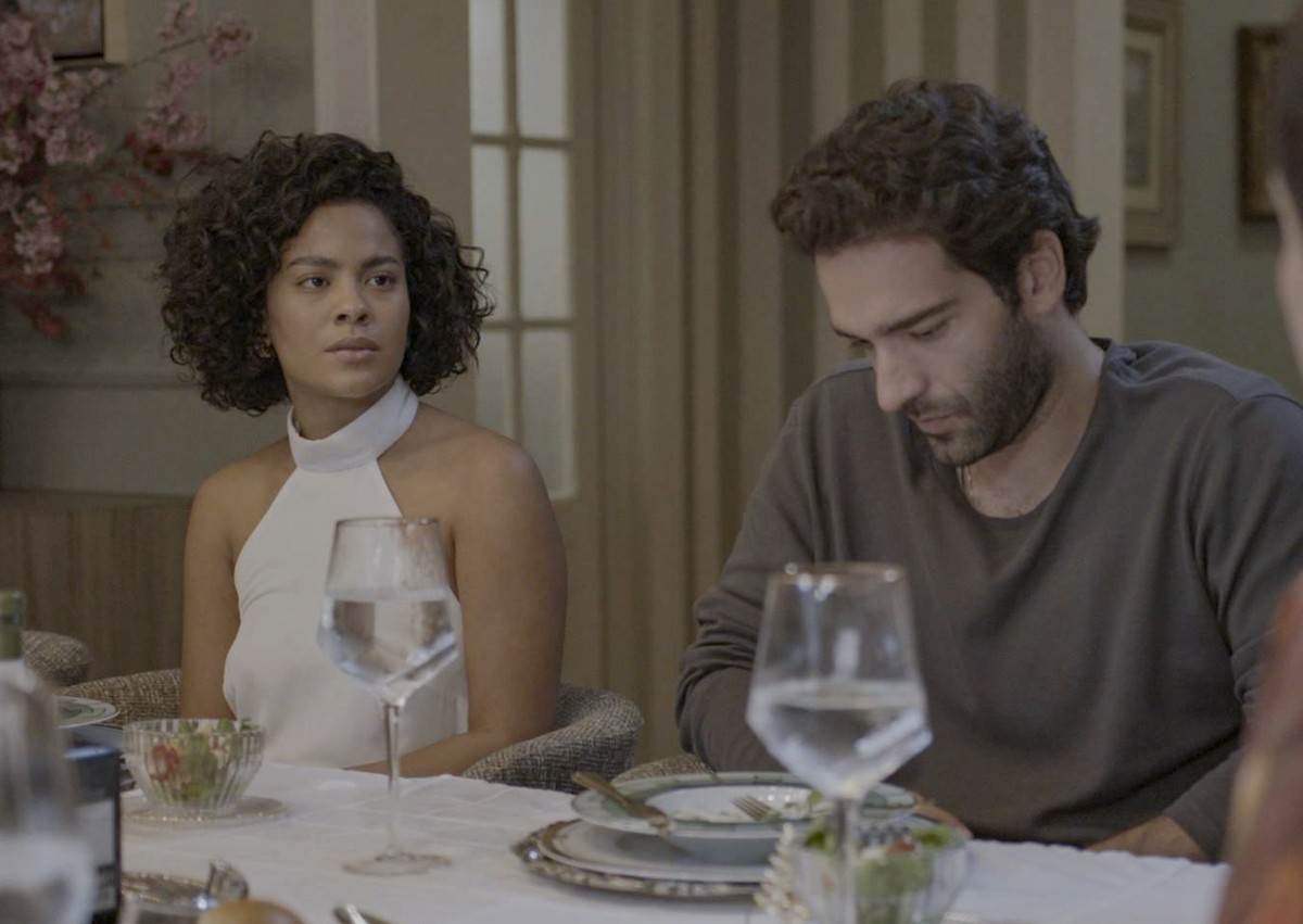 Maria de Fátima (Bella Campos) e Afonso (Humberto Carrão) (Foto: Globo/ Divulgação)