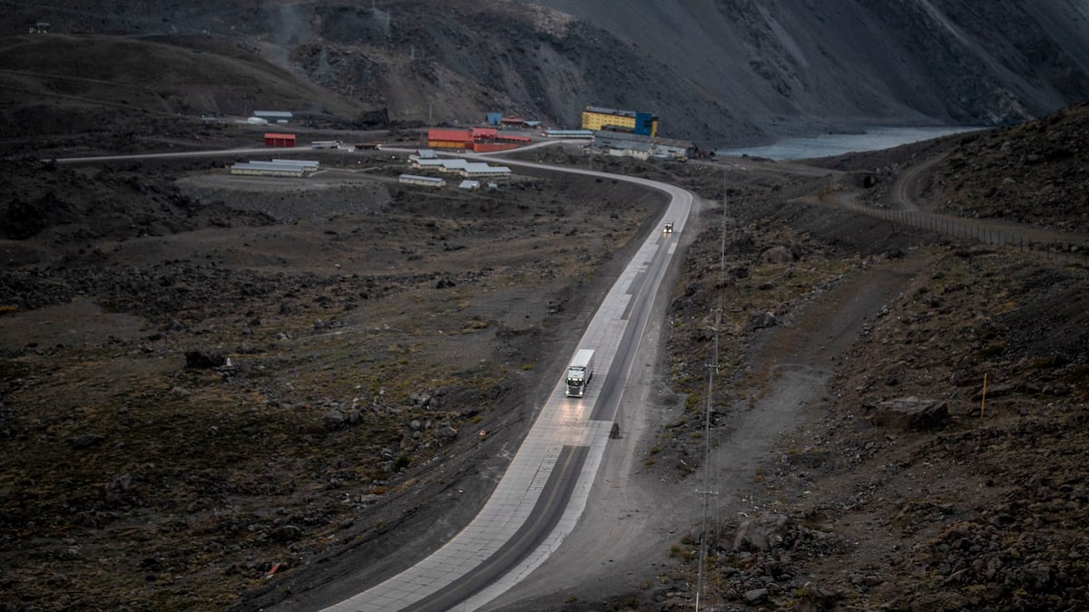 Um caminhão cruza a estrada ao lado do complexo fronteiriço Los Libertadores, no Chile. (Foto: SOPA Images/SOPA Images/LightRocket via Getty Images)